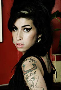 How tall is Amy Winehouse?
